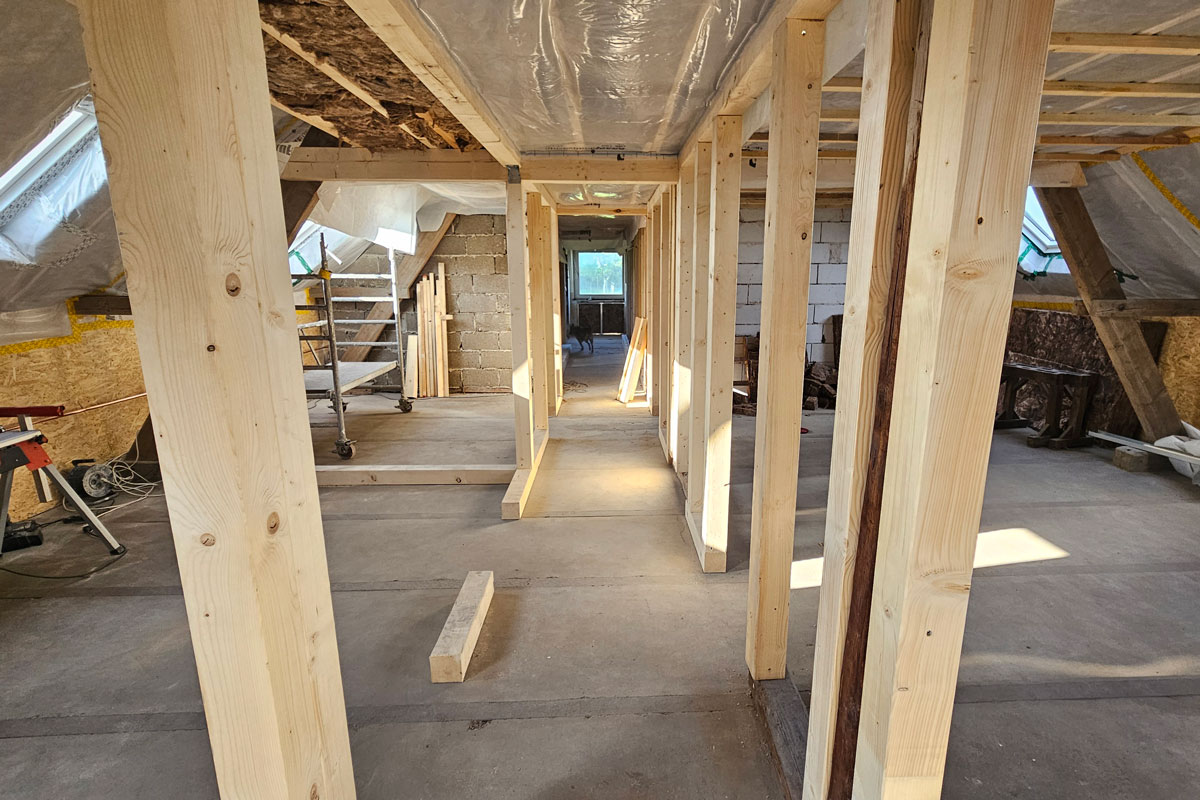 Holzständerbauweise für die Raumaufteilung beim Dachbodenausbau eines Bauernhofs.